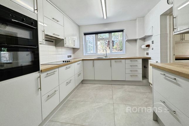 11, Squirrel Close, Berkshire photo 3