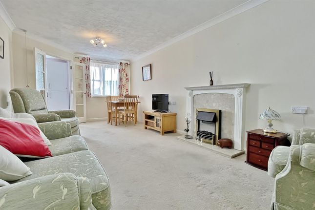 Flat 31, Hammond Court, Connaught Avenue, Frinton-on-Sea photo 2