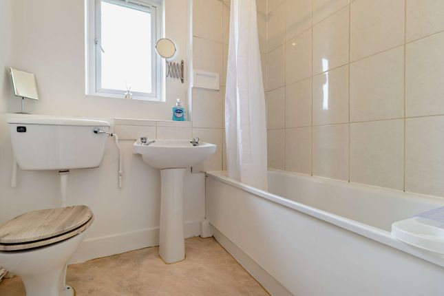 Flat for sale in New River Way, London
