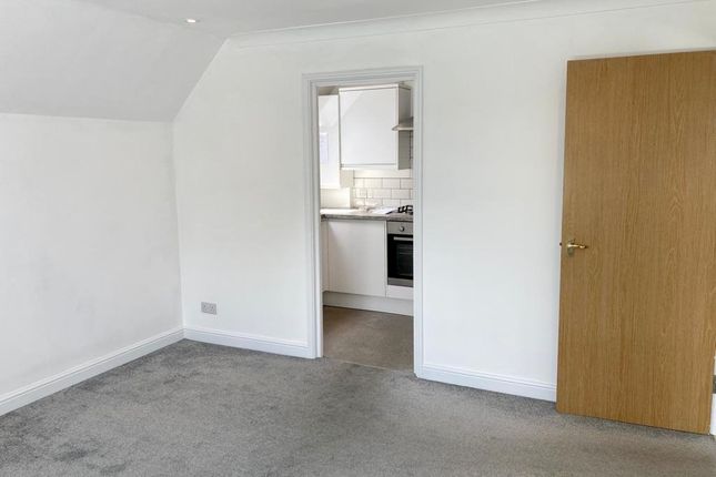 10 Ladbroke Court, Ladbroke Road, Redhill photo 3