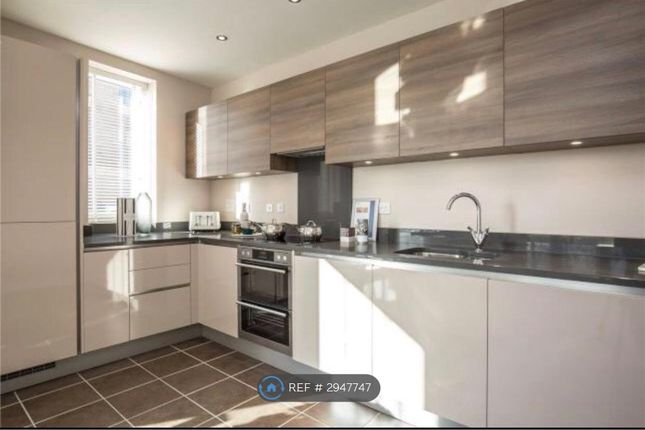 Flat, Garrison Heights Henry Darlot Drive, London photo 3