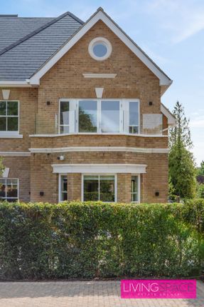 Flat for sale in Camlet Way, Barnet