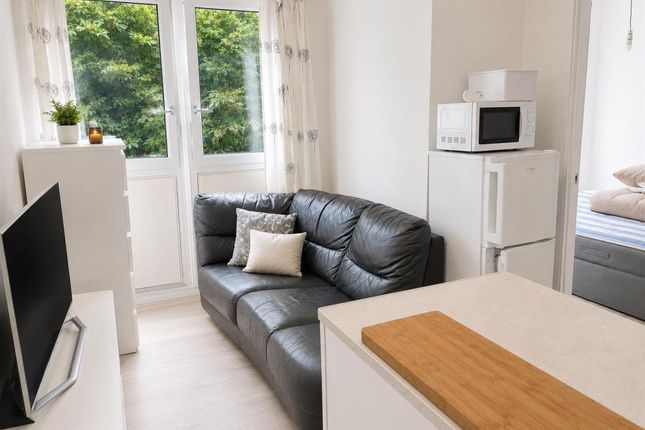 13 Hodister Close, London photo 2