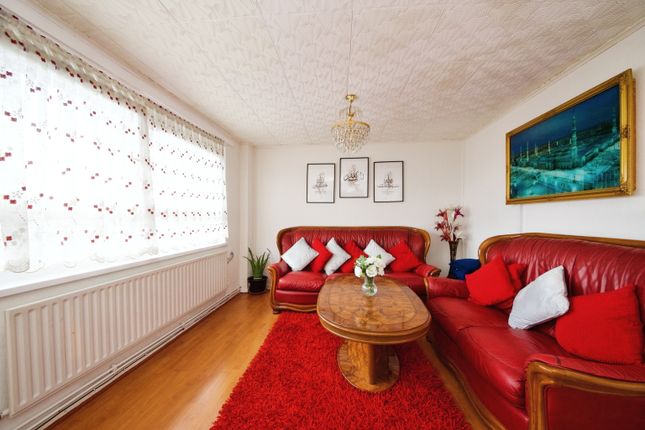 Flat for sale in Cavendish Close, London