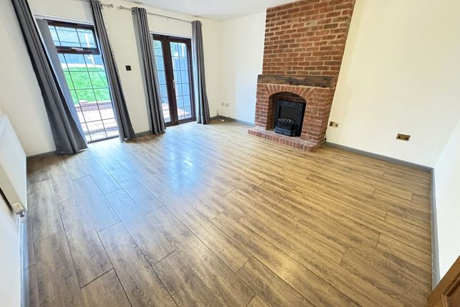 28 Lakeside Close, Willenhall photo 3