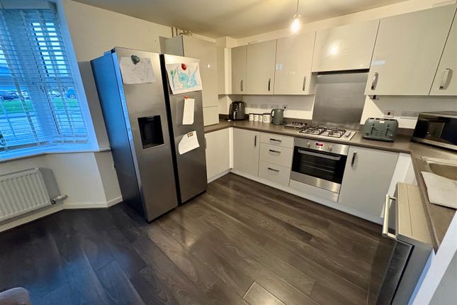 8, Heathfield Lane, Bradford photo 5
