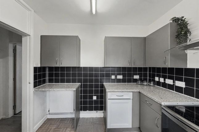 19, Penfield Close, Manchester photo 2