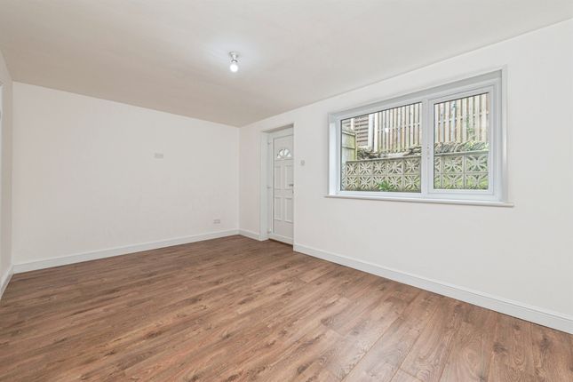 87, Thornes Park, Brighouse photo 3