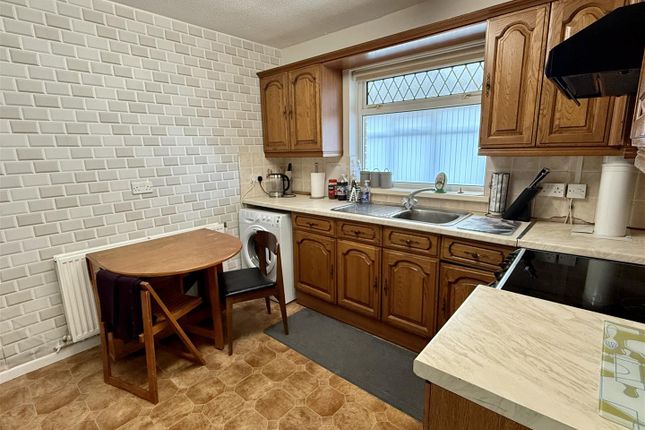 33, Darren Las, Llanelli photo 3