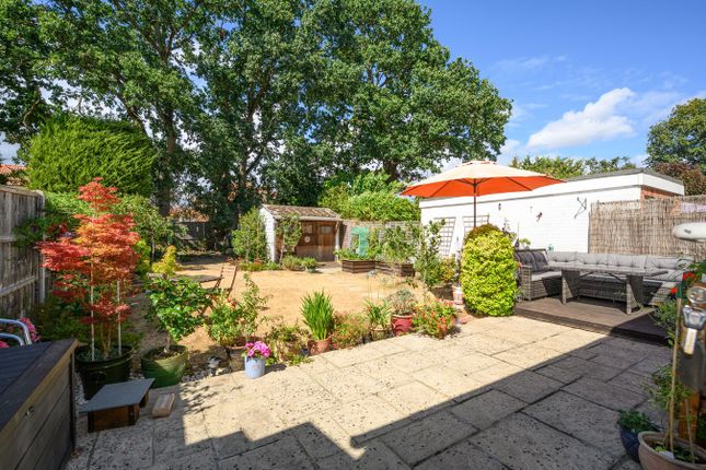 17, The Furrows, Walton-on-Thames photo 4