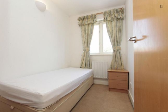 Thumbnail Room to rent in Old Bellgate Place, London