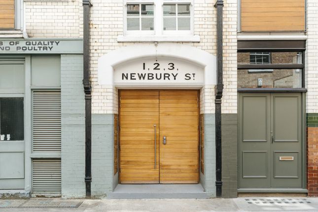 Flat 4, 1-3, Newbury Street, London photo 4