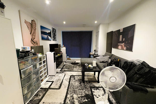 3 Arthur Court, Greenford photo 3