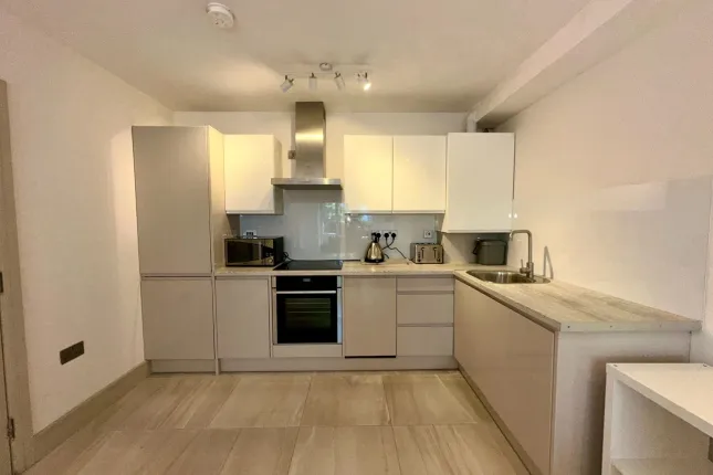 2, Hillcrest Gardens, Esher photo 4