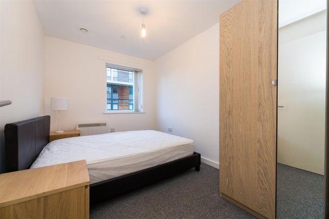 Flat to rent in Broadway, Salford