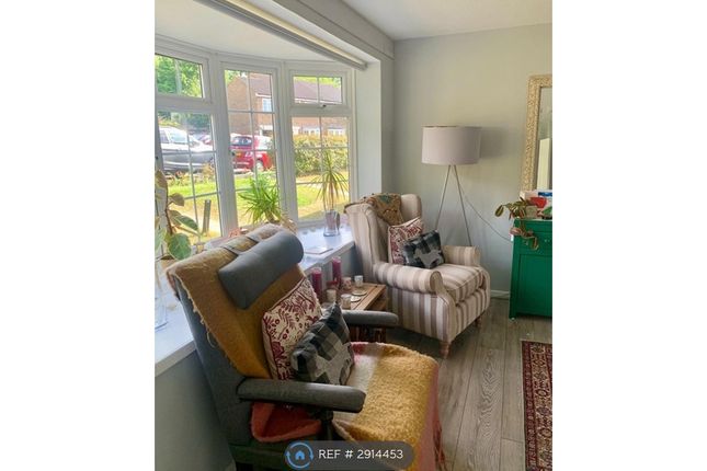 Aquila Close, Leatherhead photo 4