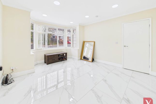 7, Elmwood Crescent, Luton photo 4