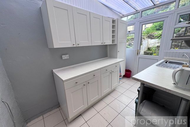 5, Llyn Crescent, Rhondda Cynon Taff photo 3