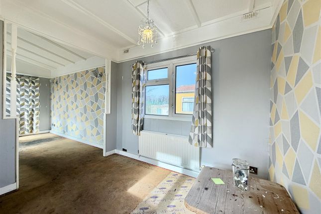 39, Newfield Crescent, Cliff Top Park, Leeds photo 4