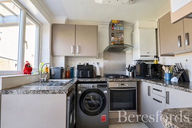 16, Lily Close, Essex photo 4