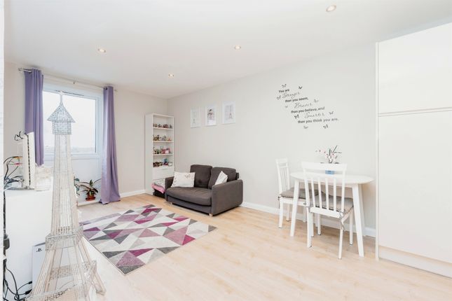 Thumbnail Flat for sale in The Brow, Watford