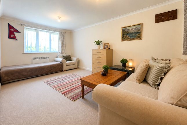 80, Ascot Court, Hampshire photo 4