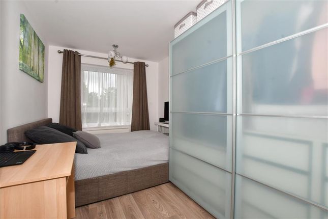 Flat for sale in Basinghall Gardens, Sutton, Surrey