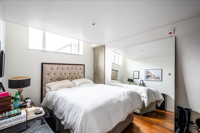 Flat for sale in Kings Wharf, Haggerston