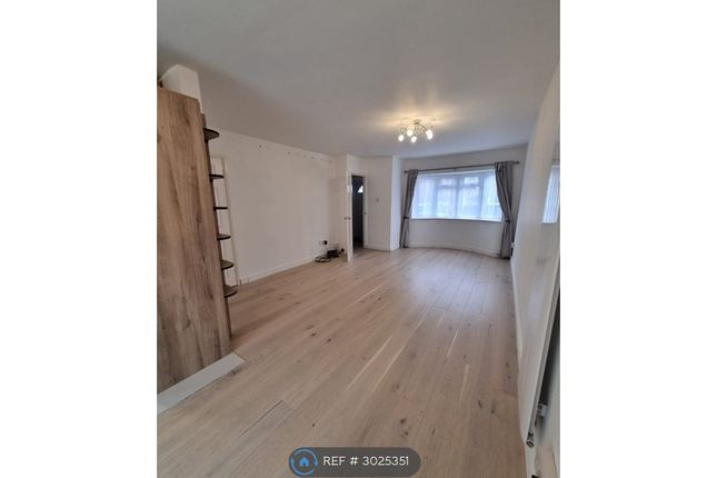 Kingfisher Drive, Staines-Upon-Thames photo 2