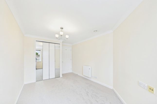 15, Reeves Court, Camberley photo 5