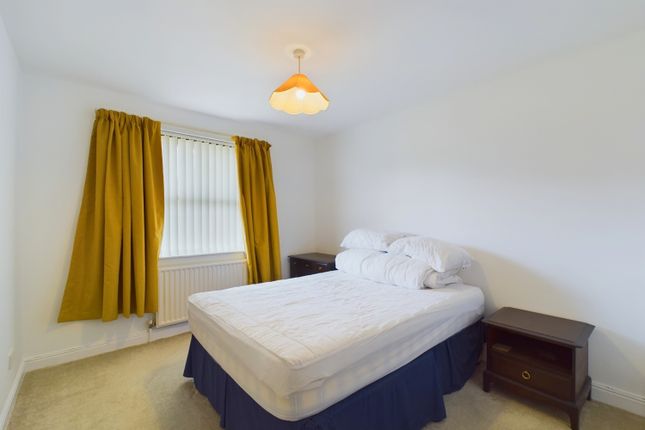 Flat to rent in New Hunting Court, Thorpe Road, Peterborough