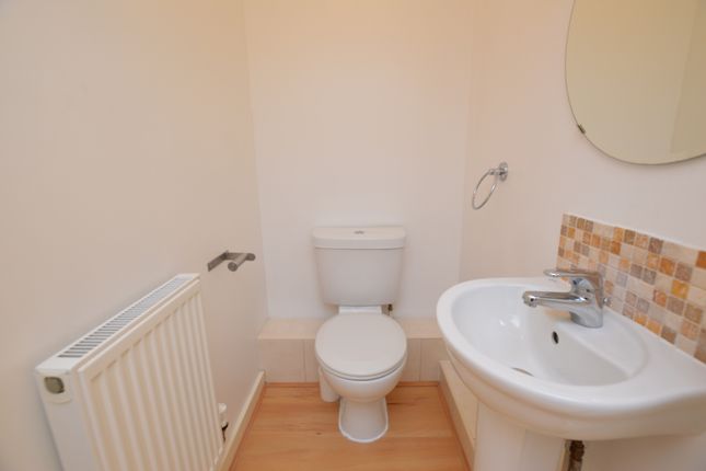 Town house to rent in Smiles Place, Woking