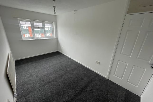 Terraced house to rent in Roslyn Close, Smethwick