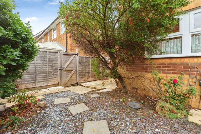 5, Rowan Close, Aylesbury photo 4