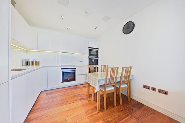 Flat to rent in Roman House, Wood Street