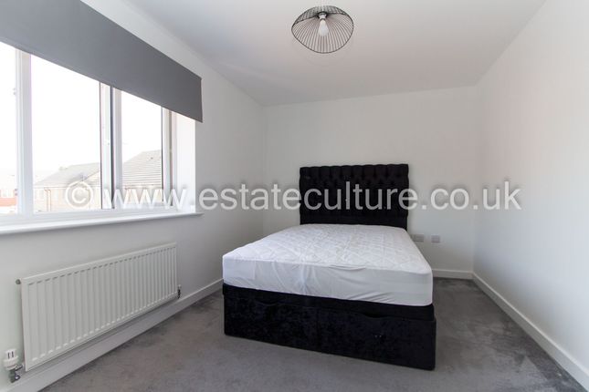 15 John Barrett Way, Coventry photo 5
