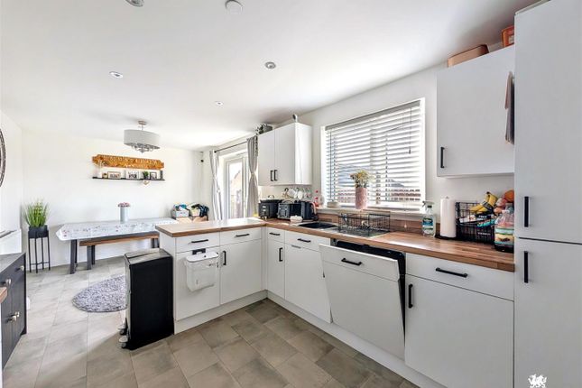 82, Heol Y Plas, Kidwelly photo 4