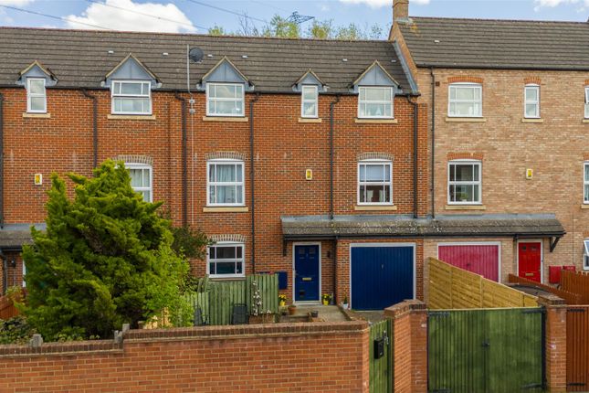 Thumbnail Town house for sale in Wedgewood Street, Fairford Leys, Aylesbury