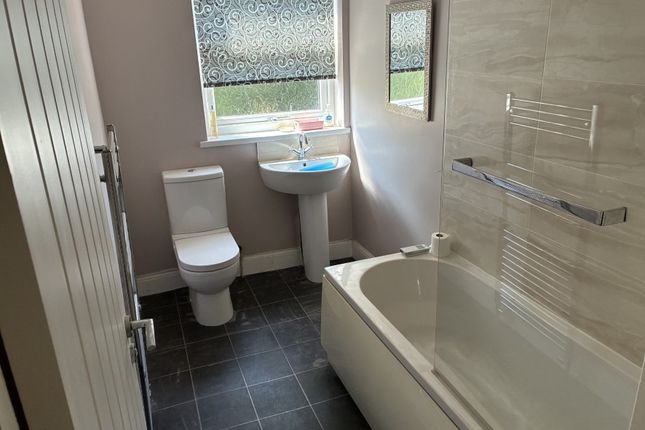 55 The Square, Danesmoor, Chesterfield photo 4