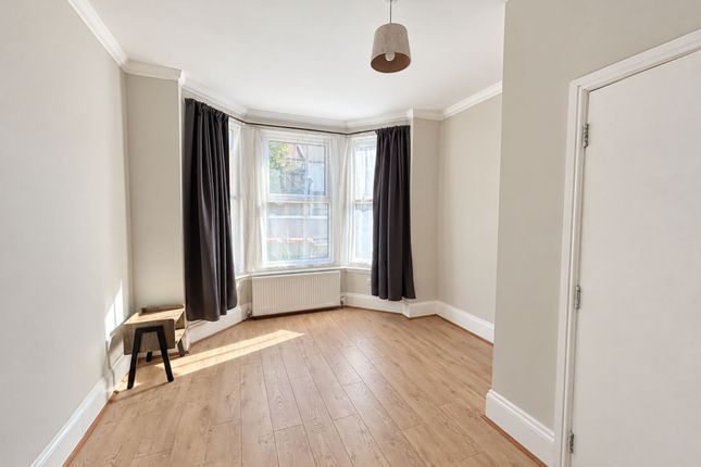 Ground Floor 26, Meanley Road, London photo 3