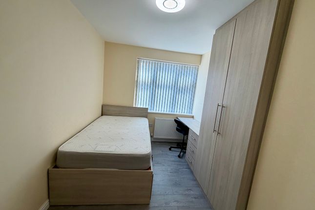 56, Manchester photo 5