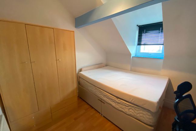 Room to rent in Room 5, Carlton Terrace, Swansea