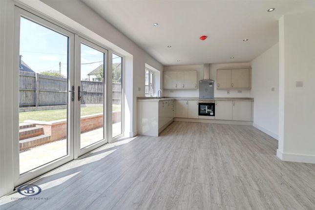 17, Tomfields, Stoke-On-Trent photo 2