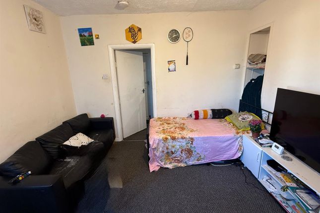 12a, Livingstone Road, Southall photo 2