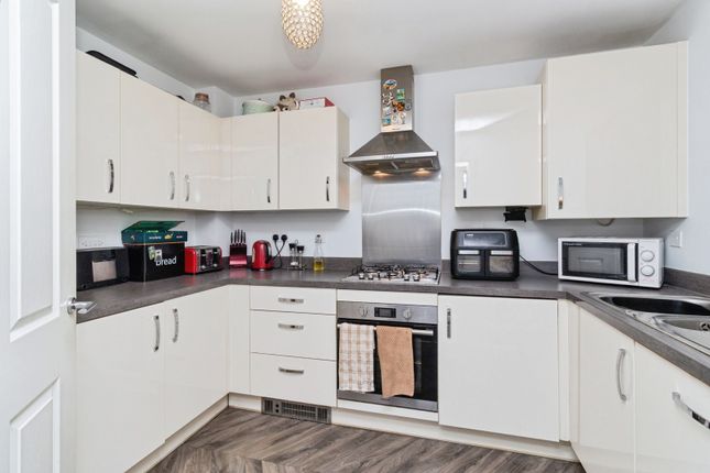 24, Manor Grove, Staffordshire photo 3