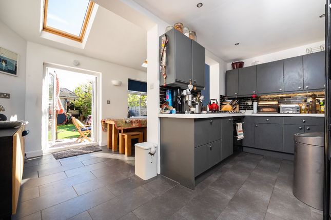 35 Rivermeads Avenue, Twickenham photo 3