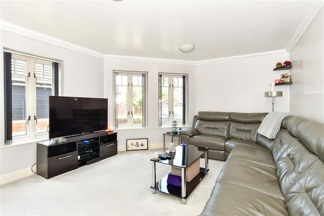 Flat for sale in Rosemead Gardens, Crawley, West Sussex