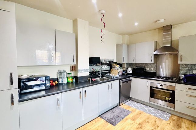 3, Daubenton House, Southall photo 3