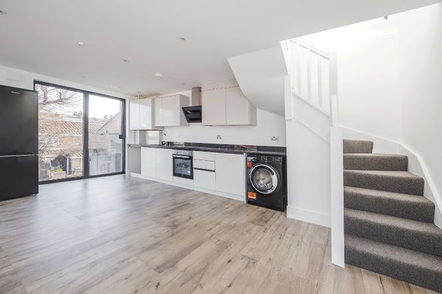 Thumbnail Flat to rent in Crownfield Road, London