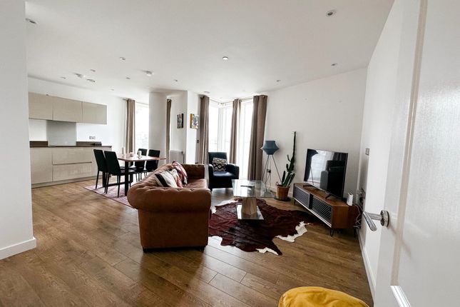 Flat to rent in Atlantic Point, 2 Harrison Walk, London